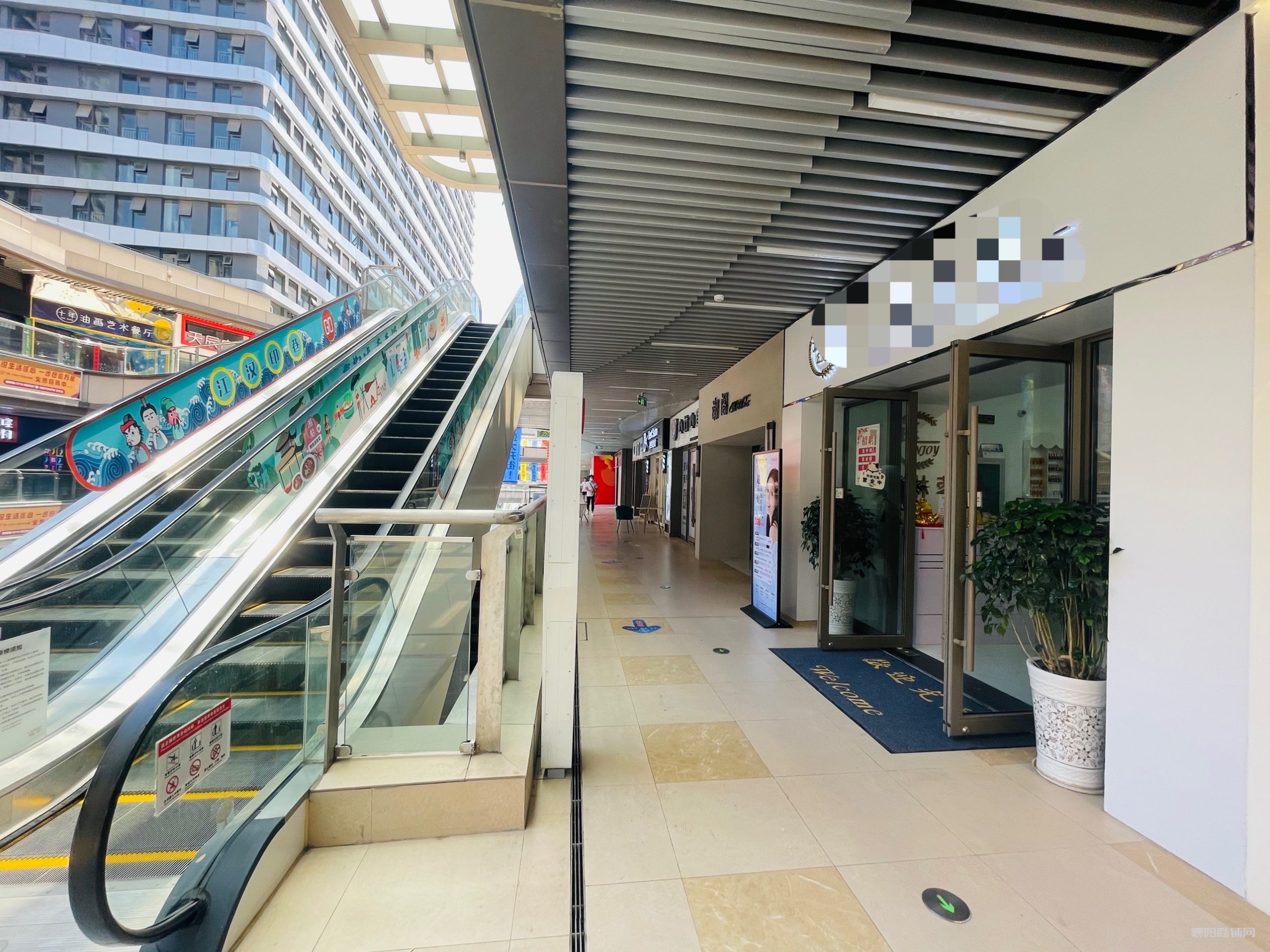 吾悦广场步行街2楼电梯门口70平美甲店转让