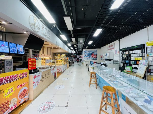 樊城区卞营路邓城新市民公寓超市一楼20平化妆品店转