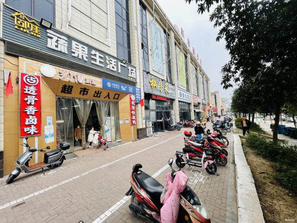 樊城区卞营路邓城新市民公寓超市一楼20平化妆品店转